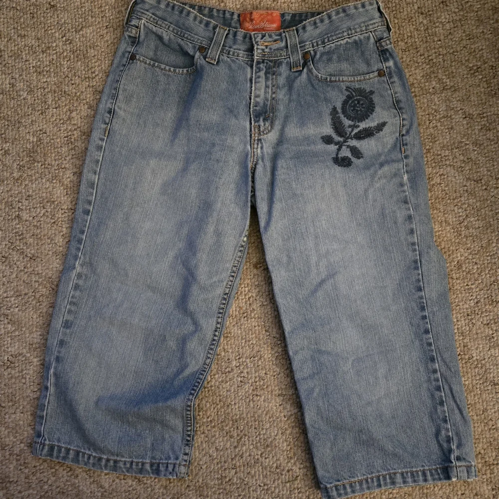 Levi's Light Blue Relaxed Jean Capris with Floral Embroidery - Picture 3 of 9